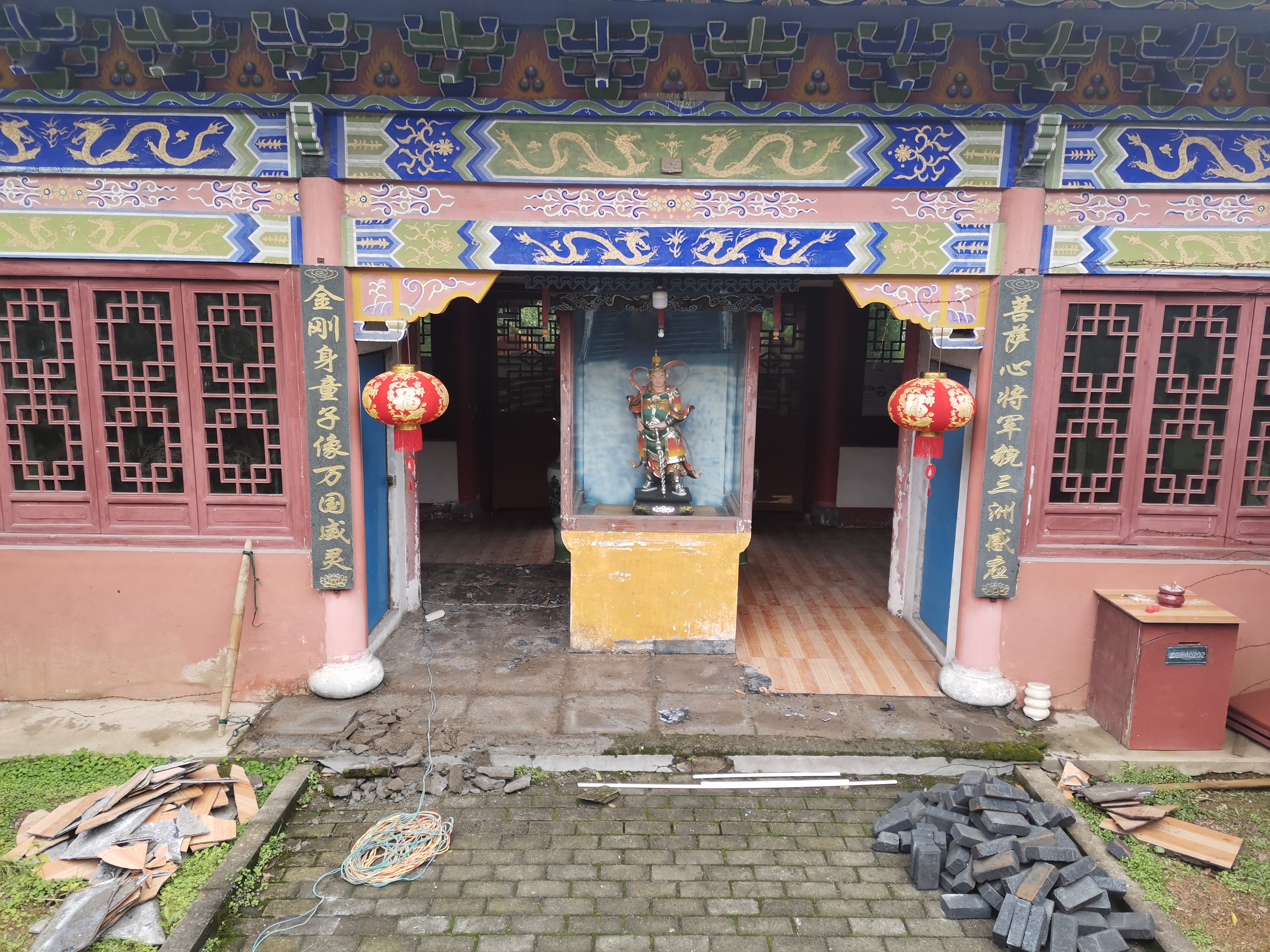 億彩天王殿铺设地砖及牌匾贴金